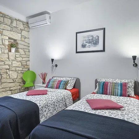 Top Center Rooms & Studio Guest house 3*