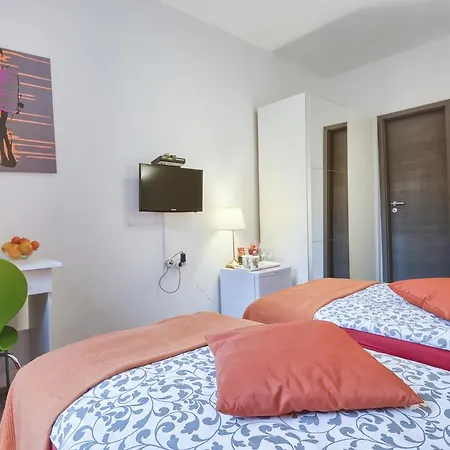 Top Center Rooms & Studio