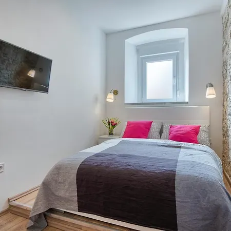 Top Center Rooms & Studio