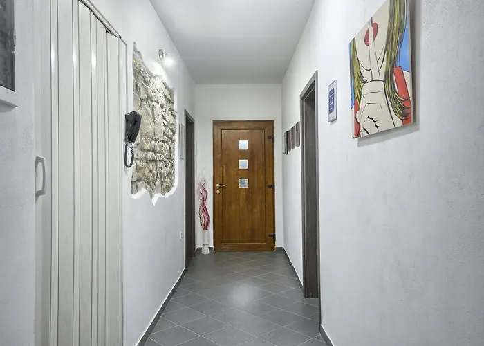 Top Center Rooms & Studio Guest house