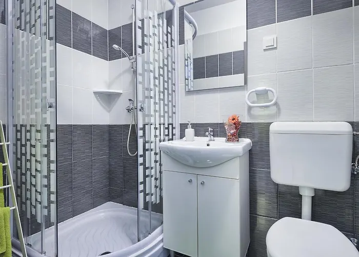 Top Center Rooms & Studio 3*