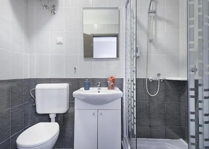 Top Center Rooms & Studio Guest house