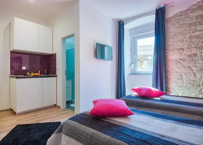 Top Center Rooms & Studio Guest house