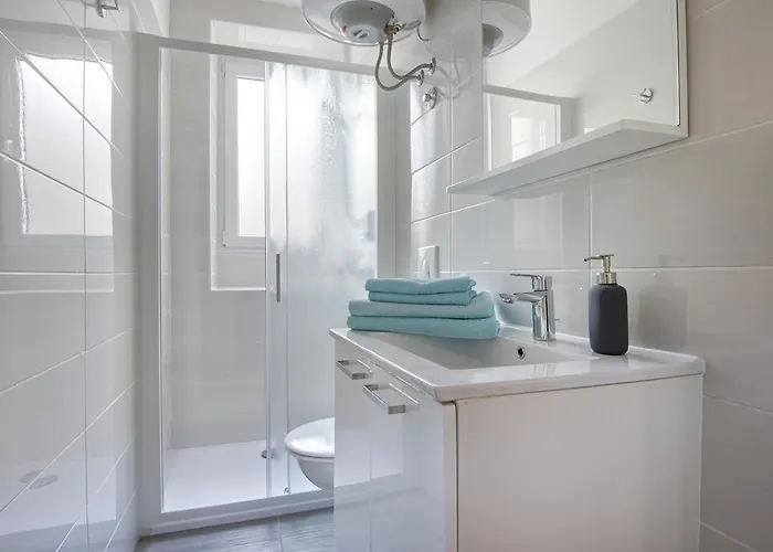 Top Center Rooms & Studio Guest house